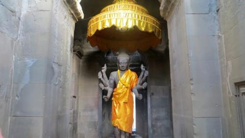 05 Agnkor Wat Antica statua del dio indù Vishnu